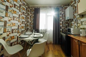 Яскраві квіти. Alex Apartments. Безконтактне заселення 24/7 2