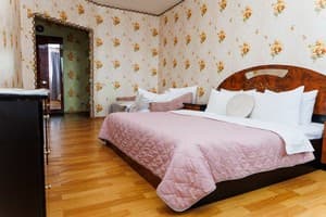 Яскраві квіти. Alex Apartments. Безконтактне заселення 24/7 10