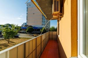 Яскраві квіти. Alex Apartments. Безконтактне заселення 24/7 25